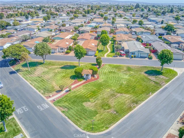 Casa Del Rio Mobile Estates -Grassy Area