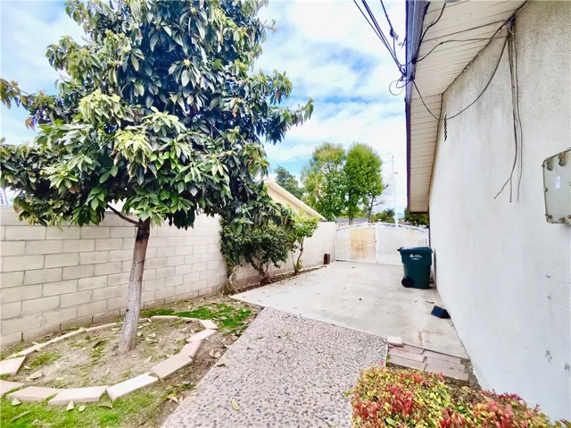 Side yard for RV parking