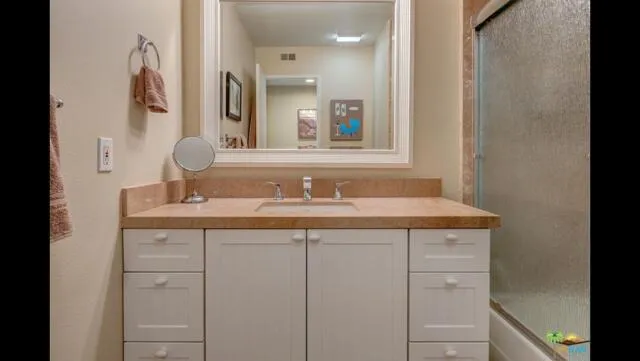 11PalmaDriveGuestBath