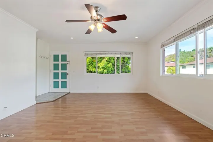 05-Living Room (2)