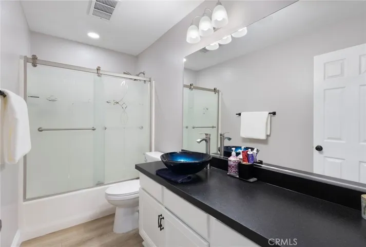 Full large bathroom in between bedrooms 4 & 5.