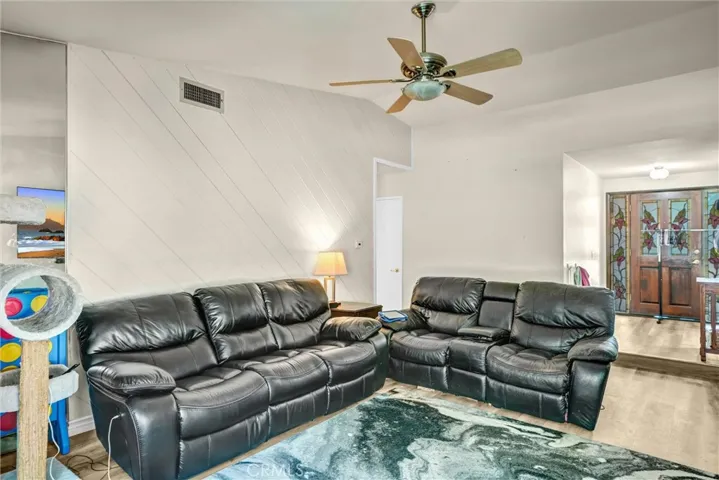 23041 Posada, Valencia, California 91354