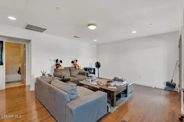 625 N Niagara St- HsHProd-35