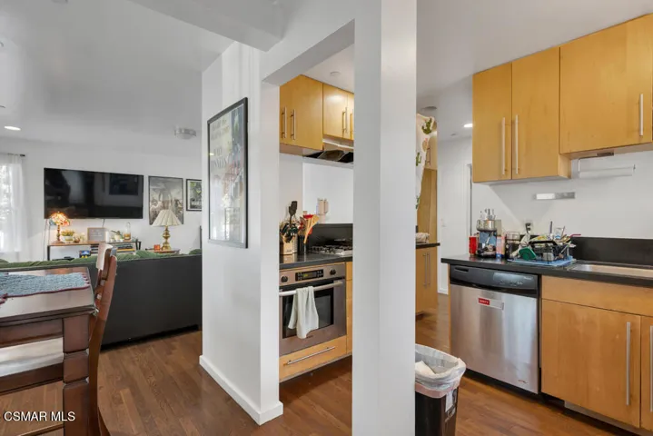 625 N Niagara St- HsHProd-55