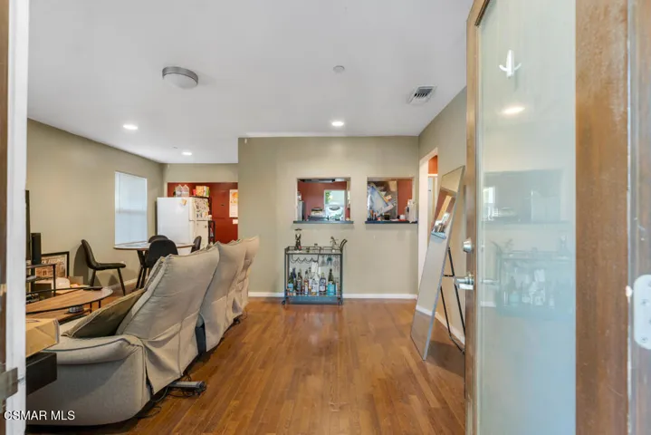 625 N Niagara St- HsHProd-15