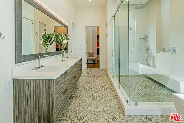 310 N Lucerne Boulevard, Los Angeles, California 90004