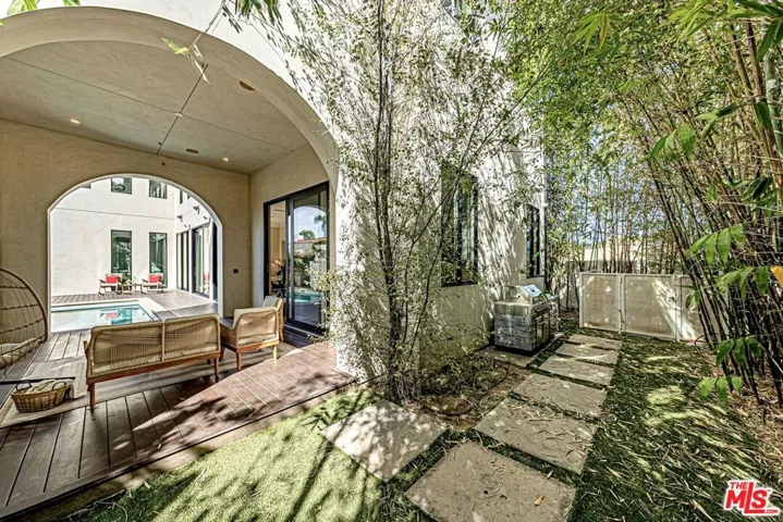 310 N Lucerne Boulevard, Los Angeles, California 90004