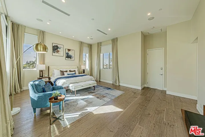 310 N Lucerne Boulevard, Los Angeles, California 90004