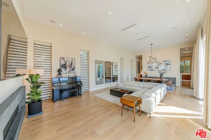 310 N Lucerne Boulevard, Los Angeles, California 90004