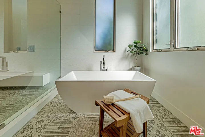 310 N Lucerne Boulevard, Los Angeles, California 90004