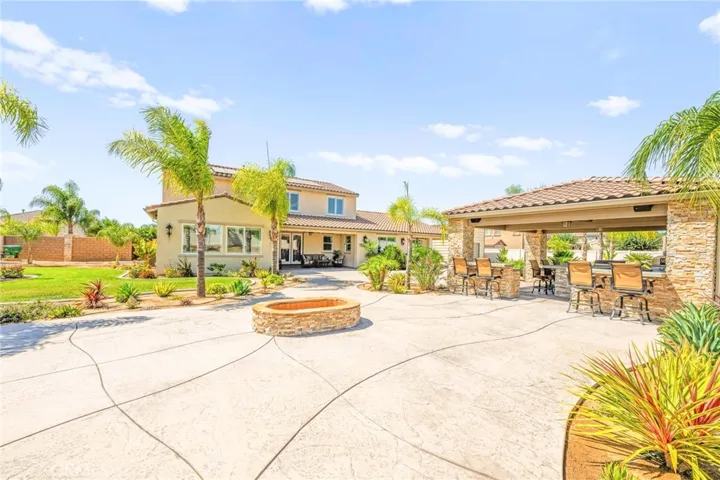 Cozy wood-burning fire pit:
Enjoy intimate evening gatherings around the elegant wood-burning fire pit, perfectly designed to create warmth and ambiance under the stars. This inviting space adds a touch of rustic charm to the backyard’s resort-inspired setting—ideal for relaxing or entertaining year-round.