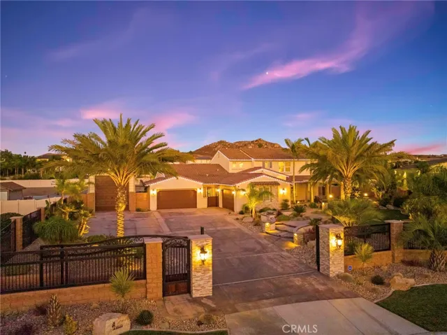 EverLights® architectural illumination:
Notice the elegance of professionally installed EverLights® LED lighting, casting a refined glow that highlights the home’s architecture and enhances evening ambiance. This premium feature offers year-round sophistication—perfectly blending beauty, convenience, and modern design.