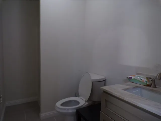 Large Bathroom off Main Hallway