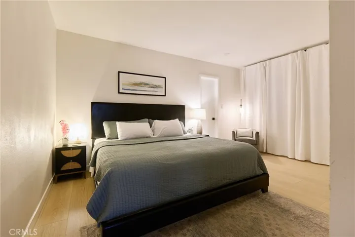 Large bedroom w/ king-sized bed