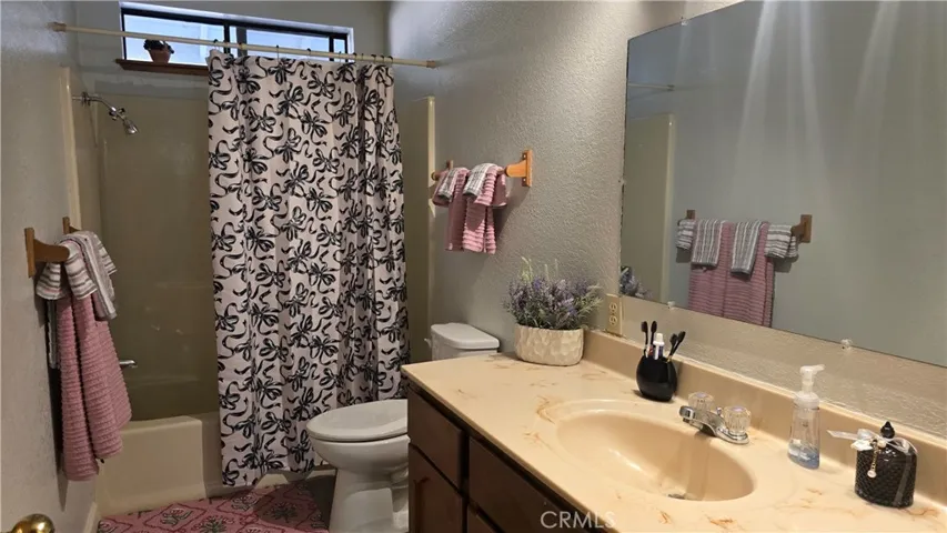 Full tub/shower 2nd Bathroom