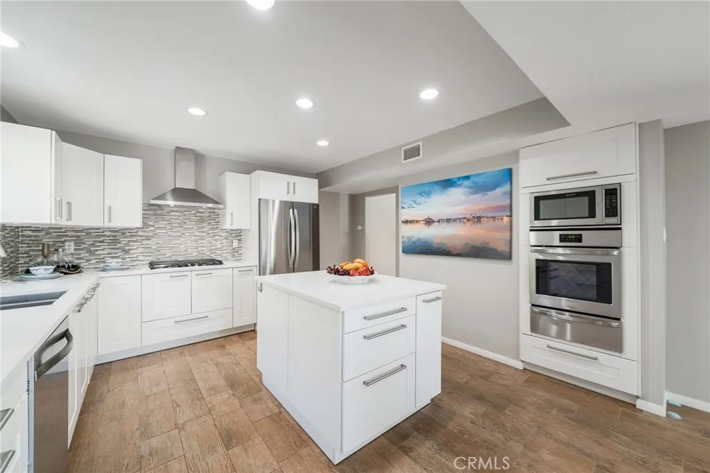 An easy kitchen for several people to cook in or entertain the cook!
