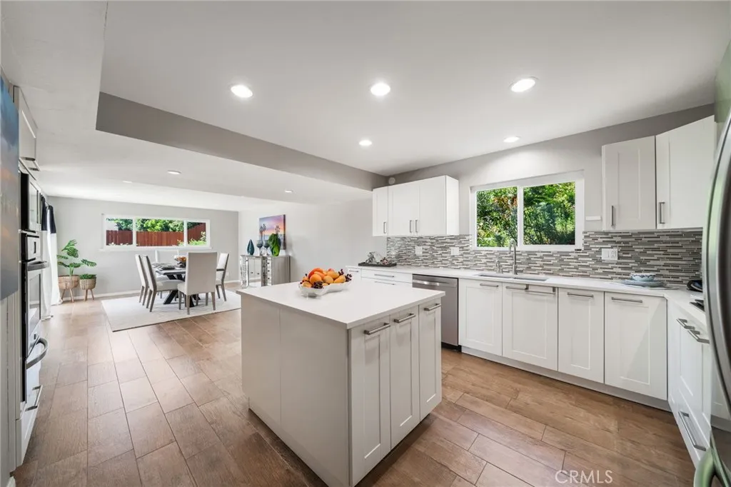 Beautiful open chef's kitchen. Newer appliances throughout the kitchen.