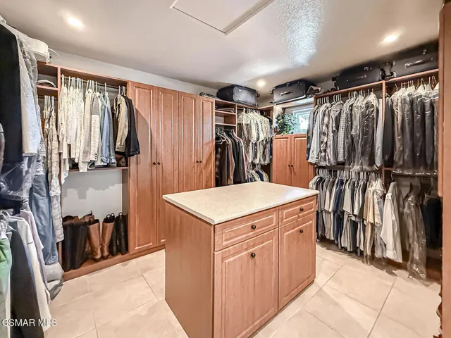 hPrimary Bedroom Suite17