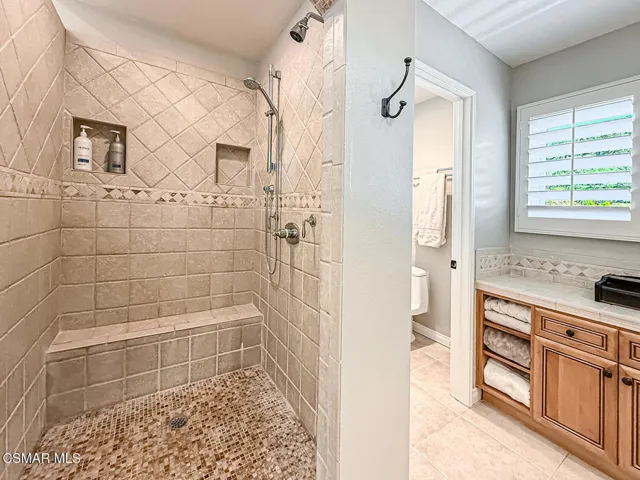 hPrimary Bedroom Suite15