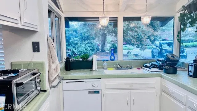 UNIT B - Kitchen