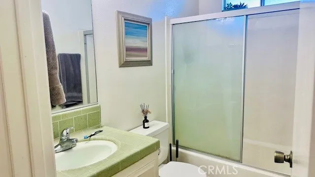 UNIT B - Main Bathroom