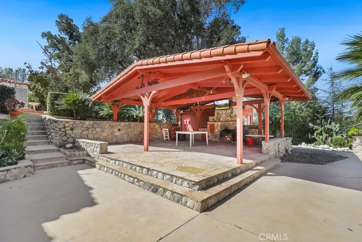 pool entertaining area
