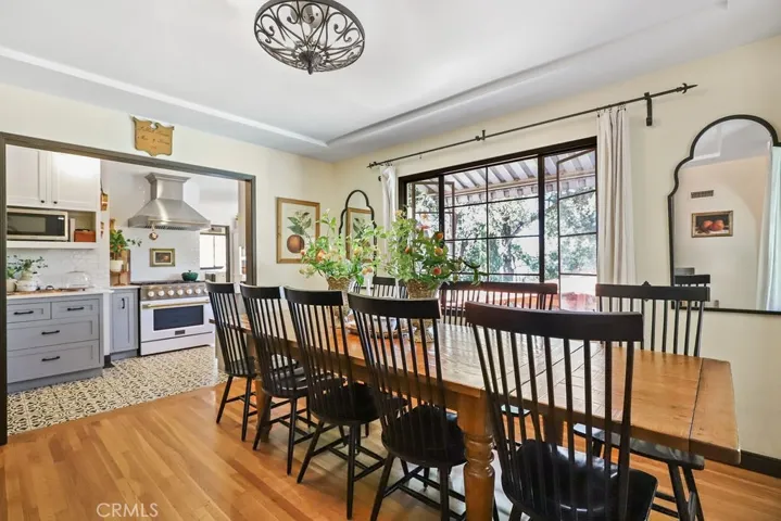 Dining to kitchen