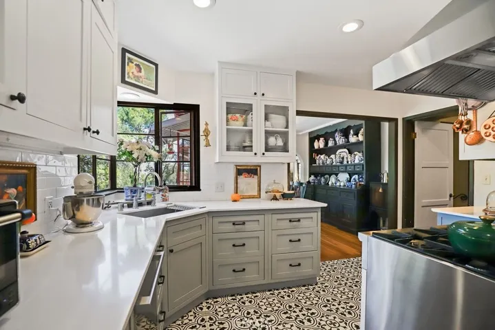 Kitchen to living