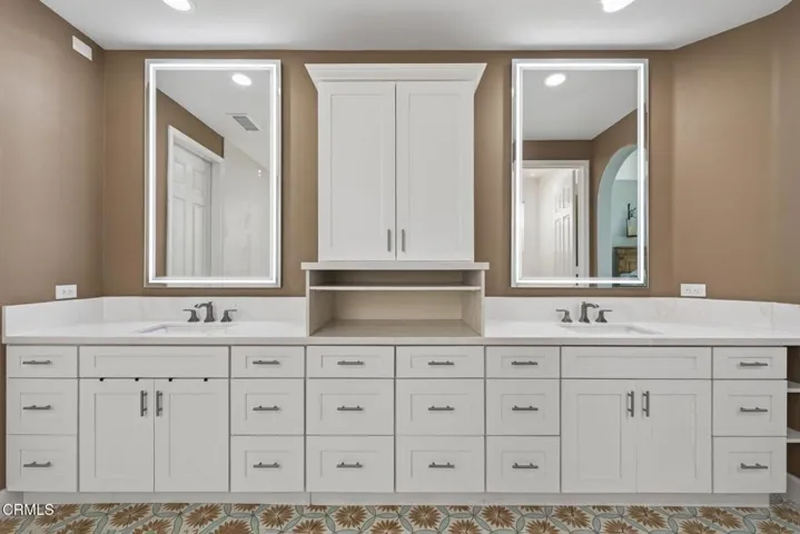 30-web-or-mls-UpmarketMedia-2035Lon-023