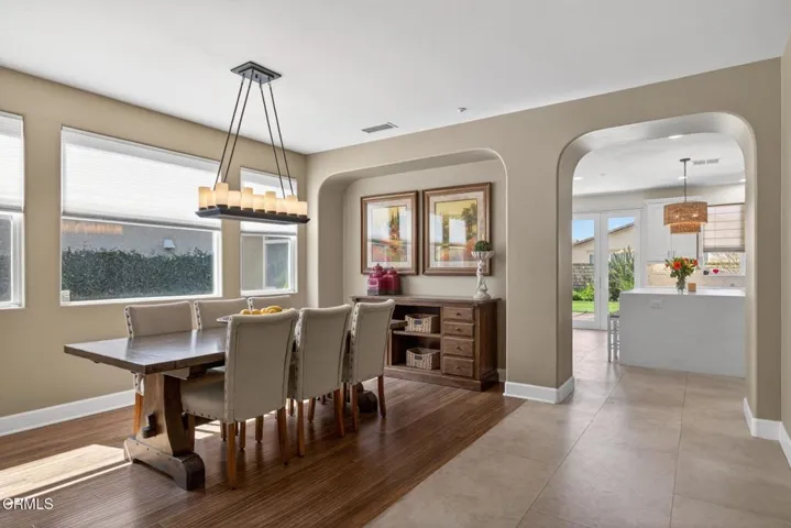 12-web-or-mls-UpmarketMedia-2035Lon-130