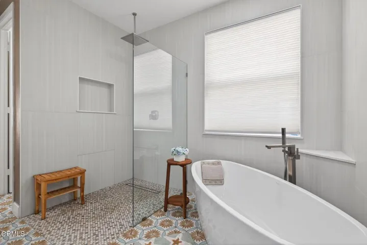 33-web-or-mls-UpmarketMedia-2035Lon-027