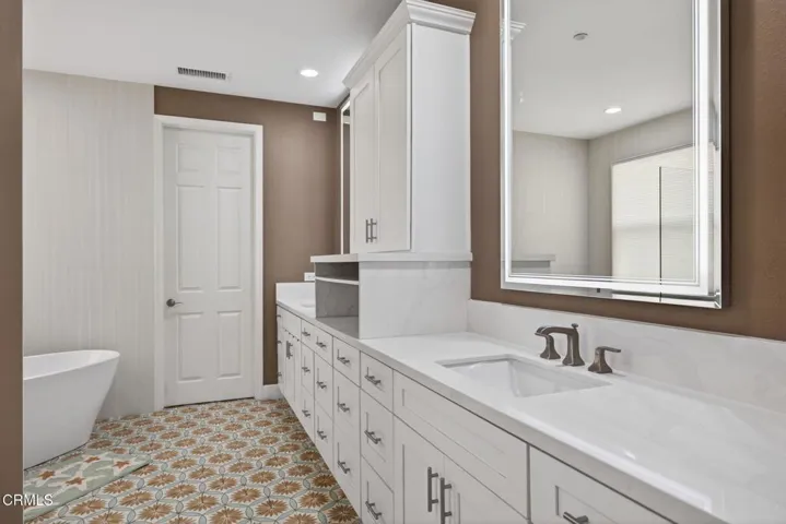 29-web-or-mls-UpmarketMedia-2035Lon-017