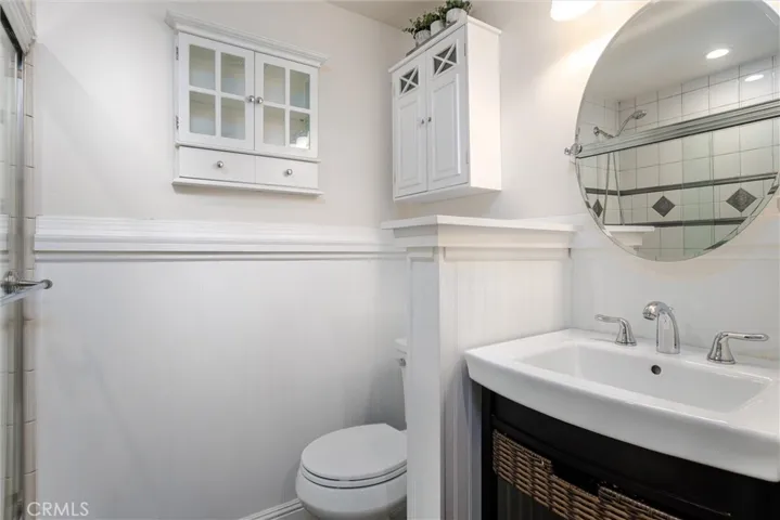 Upstairs full bathroom.