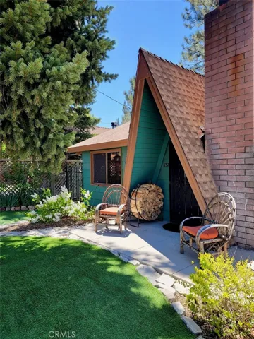 Welcome to an adorable cozy cabin entry