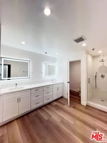 Primary Bathroom (3)