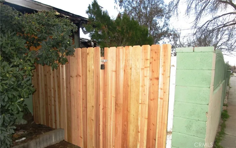 New gate fence