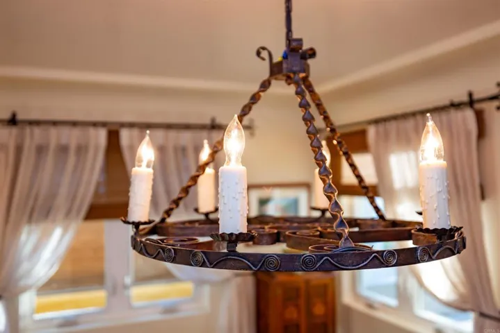 CHANDELIER DINING