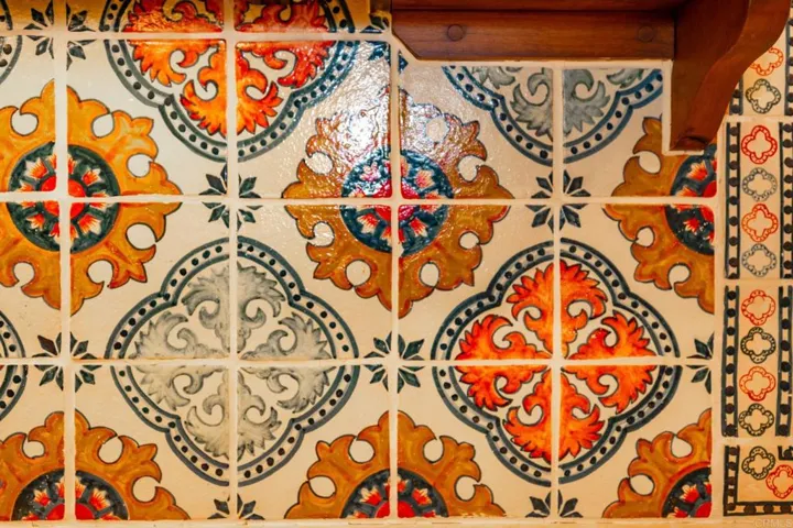 CUSTOM TILE