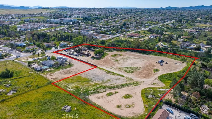 Red outline indicates approximate property lines only.