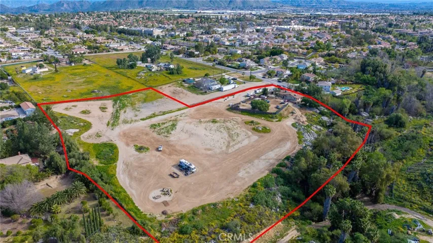 Red outline indicates approximate property lines only.
