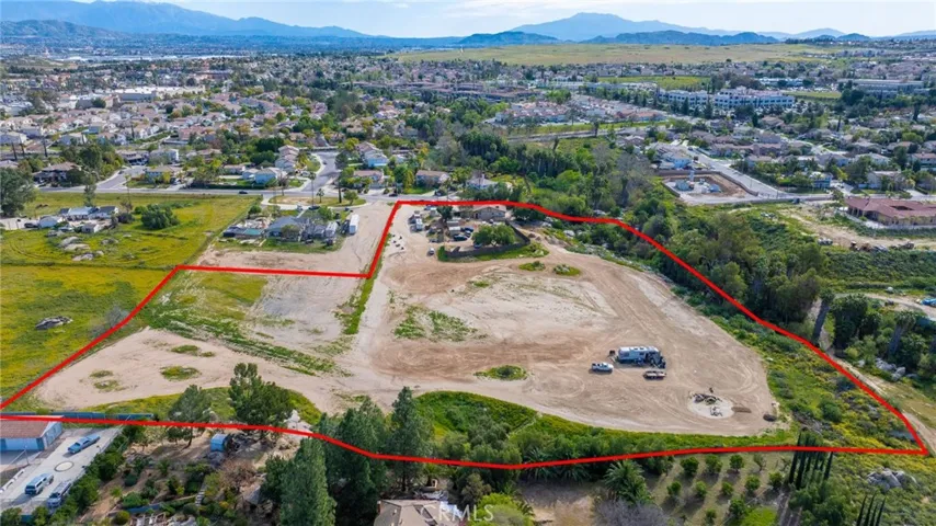 Red outline indicates approximate property lines only.
