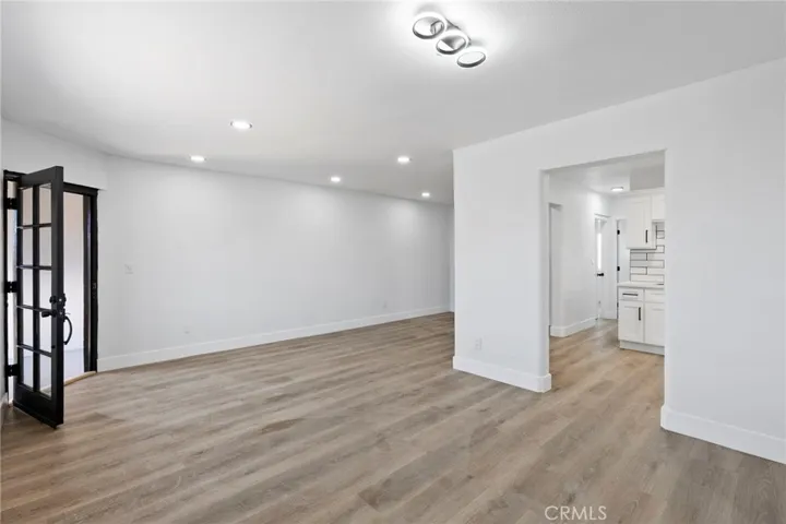Front unit living room