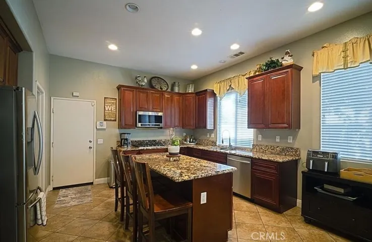 Custom Kitchen Cabinets & Granite Countertops