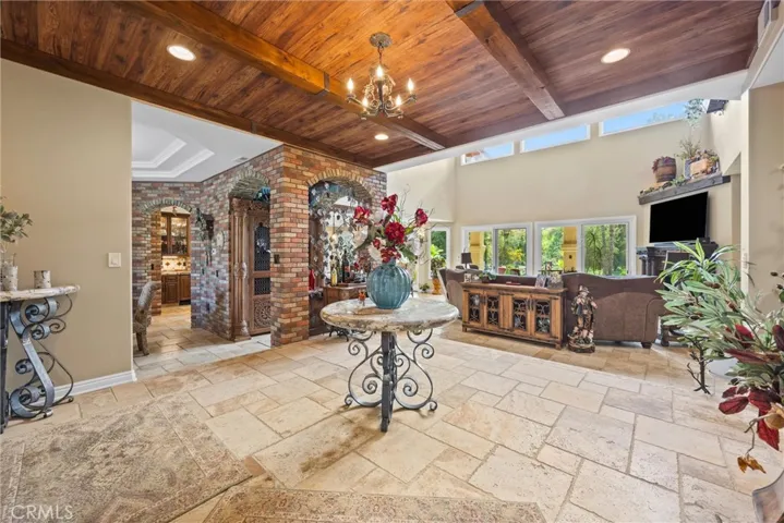 Entry area going to the livingroom