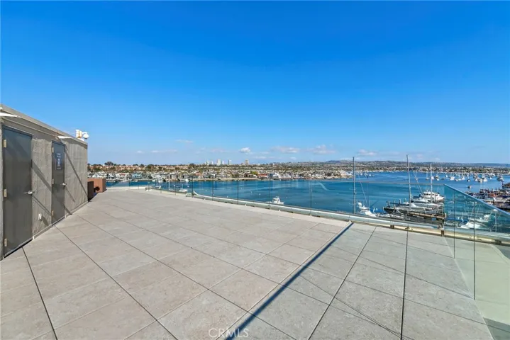 Plenty of space to entertain with a panoramic view!