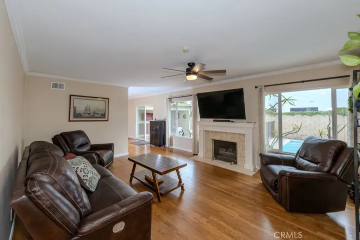 Living Room - Cozy Fireplace