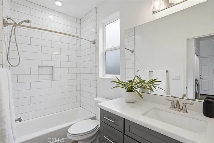 Full bathroom on entry level