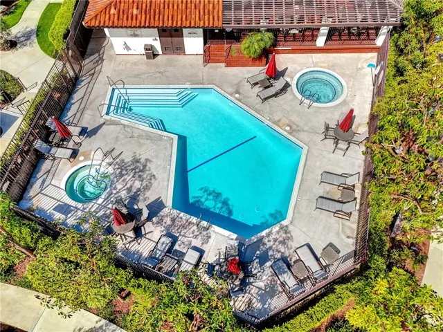 Club House, Pool, & Two Hot Tubs - pic 3