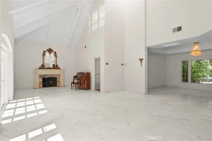 Living Room/Dining