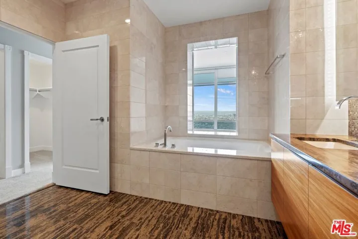 Main Bedroom Bathroom Bathtub